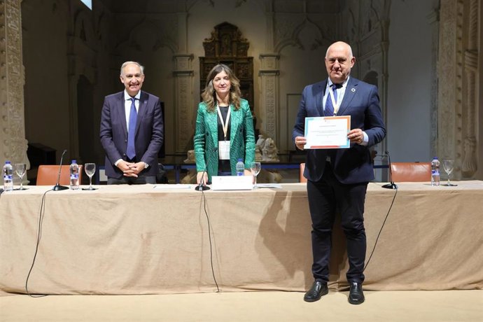 El vicerrector de Sostenibilidad, Salud y Deportes de la Universidad de Almería, Gabriel Aguilera, en el momento de recoger el reconocimiento a la UAL por su labor en sostenibilidad.