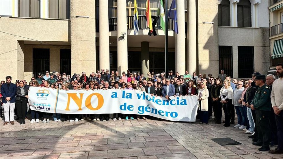 Concentración en memoria por la víctima fallecida en Rincón de la Victoria (Málaga)