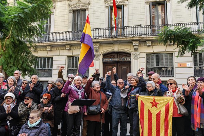Els concentrats davant de la Prefectura Superior de la Policia en la Via Laietana 43 de Barcelona