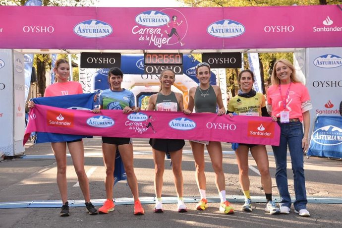 La delegada municipal de Deportes, María Tena, junto a las cinco primeras corredoras en cruzar la meta en la Carrera de la Mujer.