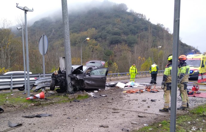 Herido un varón en la colisión de un turismo contra un poste en la A-6 en Villafranca del Bierzo (León)