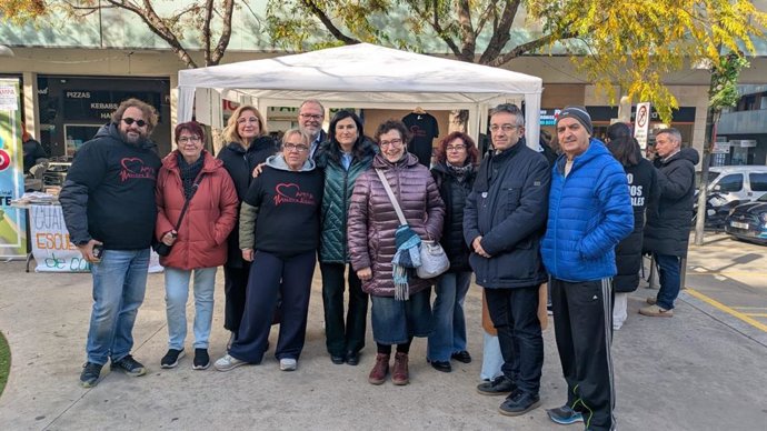 Isabel Lasobras y Ebardo Fernández este domingo en el puesto de recogida de firmas de las familias del IES Martina Bescós de Cuarte de Huerva.