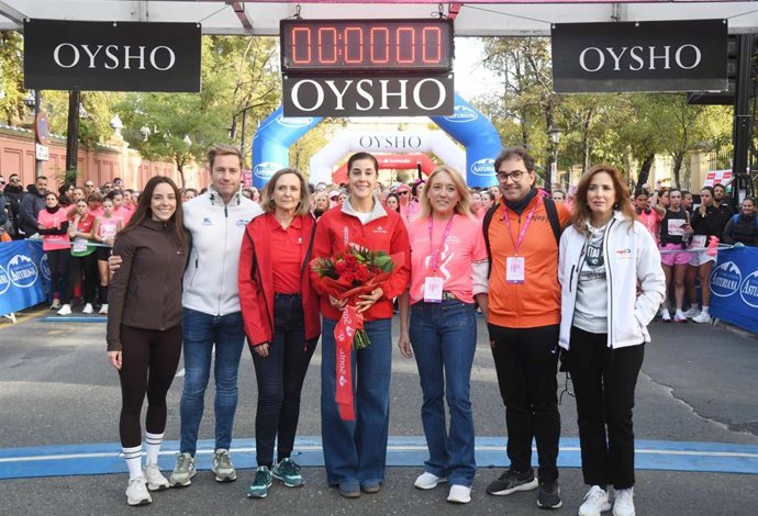 La jugadora española de bádminton y embajadora del Banco Santander Carolina Marín en la Carrera de la Mujer de Sevilla
