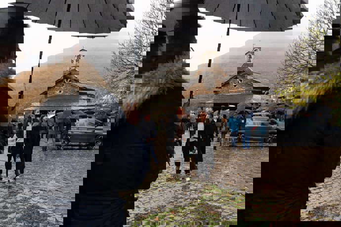 El consejero de Ordenación de Territorio, Urbanismo, Vivienda y Derechos Ciudadanos, Ovidio Zapico, y y la secretaria de organización de IU Asturias, María Miranda, en el funeral por el minero asturiano fallecido en Vega de Rengos.