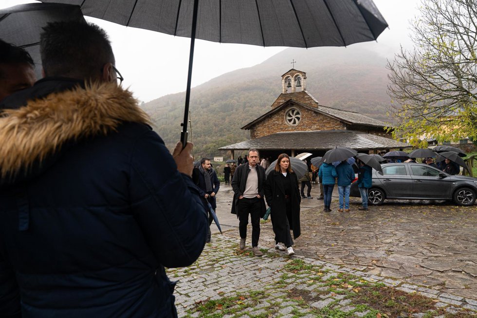 El consejero de Ordenación de Territorio, Urbanismo, Vivienda y Derechos Ciudadanos, Ovidio Zapico, y y la secretaria de organización de IU Asturias, María Miranda, en el funeral por el minero asturiano fallecido en Vega de Rengos.