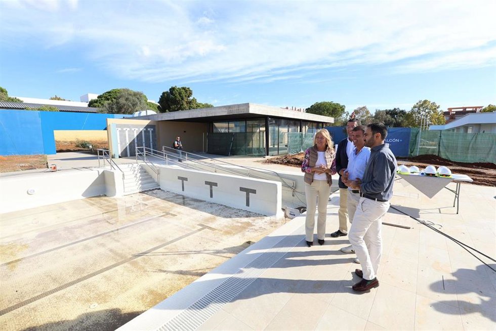 La alcaldesa de Marbella, Ángeles Muñoz, visita las obras de la piscina municipal de Las Chapas.