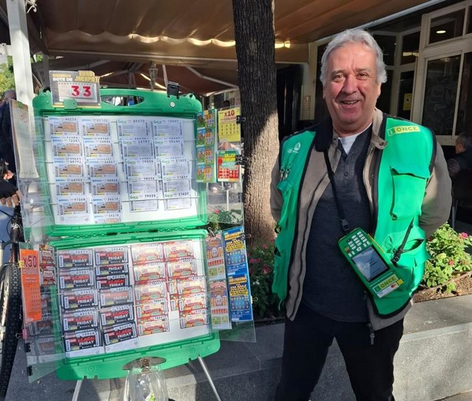 El vendedor de la ONCE Francisco Jiménez, que ha vendido un 'Sueldazo'.
