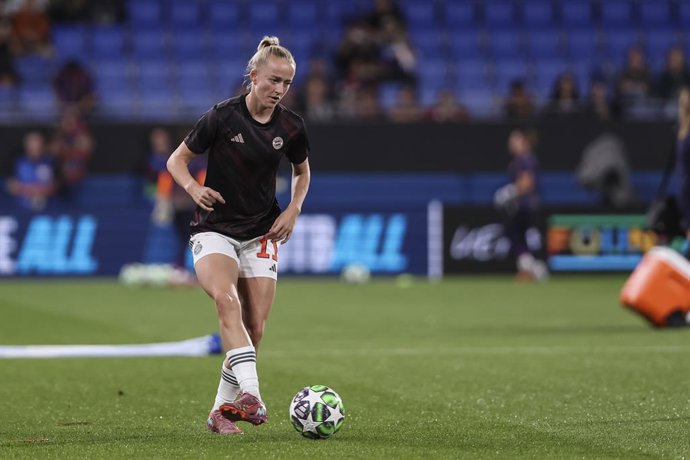 Archivo - Lea Schuller of FC Bayern Munchen warms up during the UEFA Women’s Champions League 2025/26 League Phase MD1, football match played between FC Barcelona and FC Bayern Munchen at Johan Cruyff Stadium on October 07, 2025 in Sant Joan Despi, Spain.
