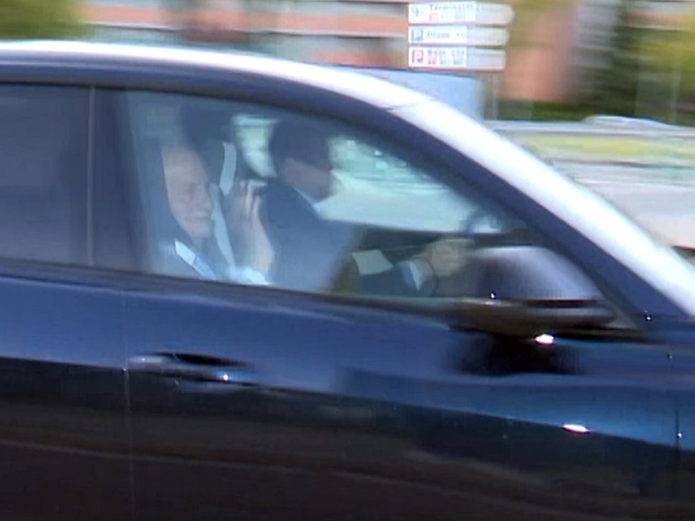 El Rey Juan Carlos I llega al aeropuerto de Madrid tras el almuerzo en El Pardo.