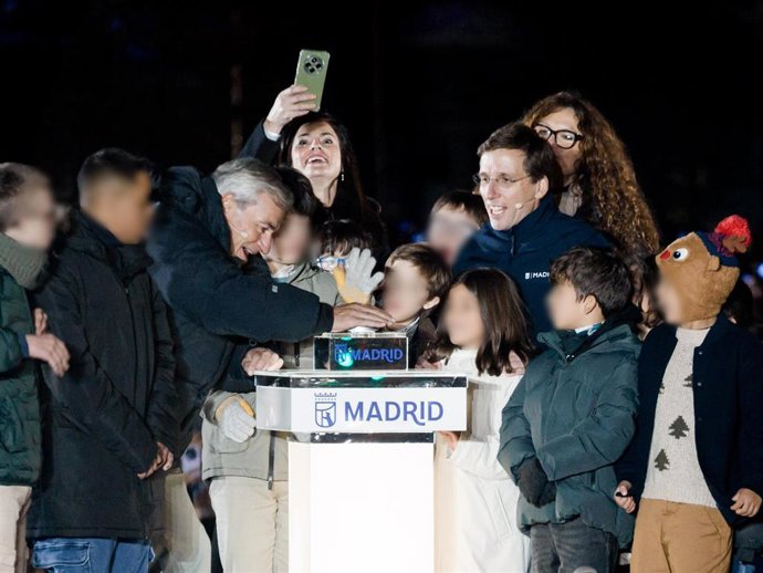 El alcalde de Madrid, José Luis Martínez-Almeida (d) y el bicampeón mundial de rally Carlos Sainz (i), durante la inauguración de la iluminación navideña, en la plaza de Cibeles, a 22 de noviembre de 2025, en Madrid (España).