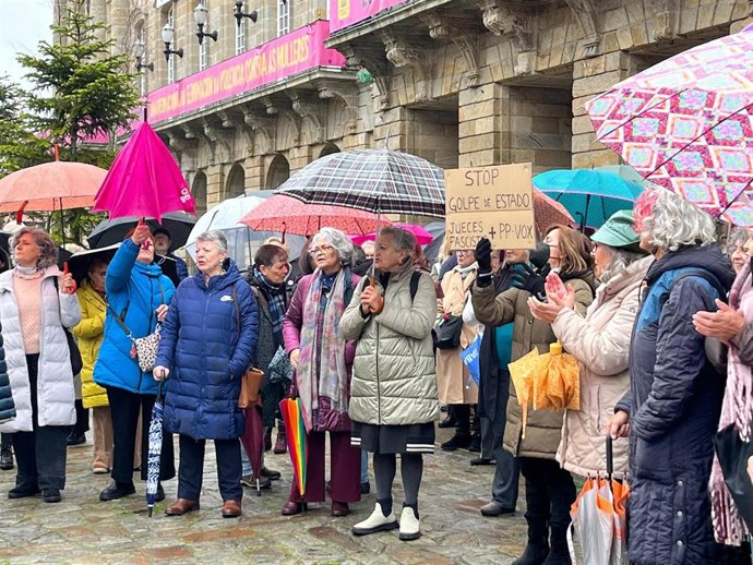 Una pancarta en la concentración en apoyo al fiscal general: 'Stop golpe de Estado'.