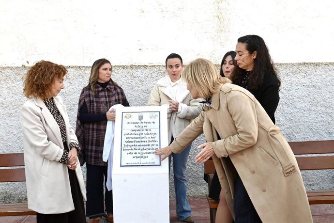 La alcalde de Jerez, María José García Pelayo, en el homenaje póstumo dedicado por su barrio a Fernández Bustillos.