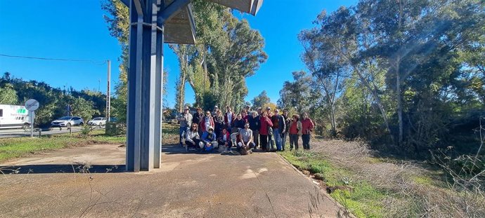 Participantes de la marcha a pie entre las Lagunas del Sapo y la Isla de Tercia.