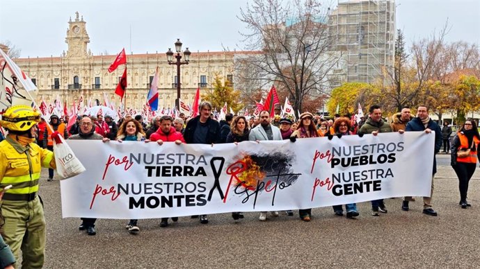 El portavoz parlamentario, Xabel Vegas, detrás de una pancarta en la protesta de este domingo en León.
