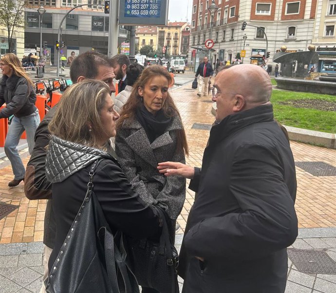 El alcalde de Valladolid, Jesús Julio Carnero (dcha), conversa con representantes de las organizaciones de comerciantes.