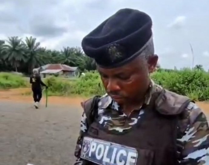 Archivo - Un agente de la Policía en Nigeria