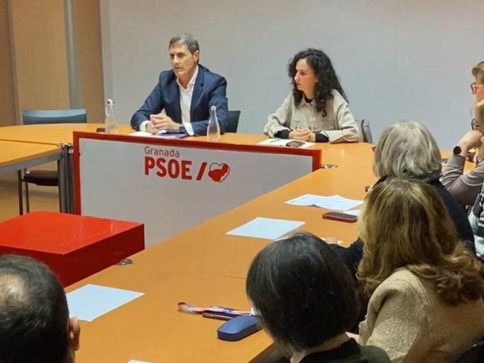 El secretario general del PSOE de Granada, Pedro Fernández, en rueda de prensa.