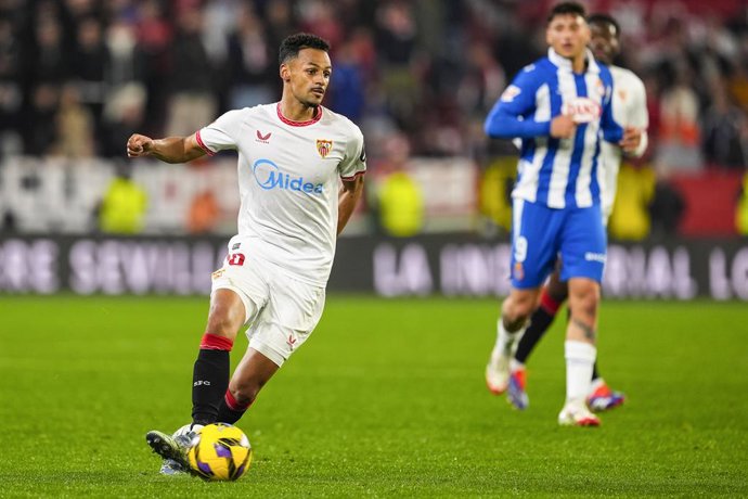 Archivo - Djibril Sow of Sevilla FC in action during the Spanish league, LaLiga EA Sports, football match played between Sevilla FC and RCD Espanyol de Barcelona at Ramon Sanchez-Pizjuan stadium on January 25, 2025, in Sevilla, Spain.