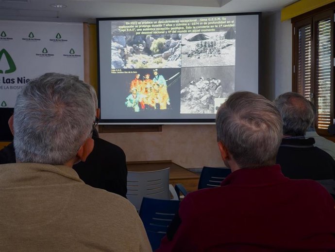 Presentan la cavidad subterránea 'Complejo Nevero-Aire' en la Sierra de las Nieves en la provincia de Málaga.