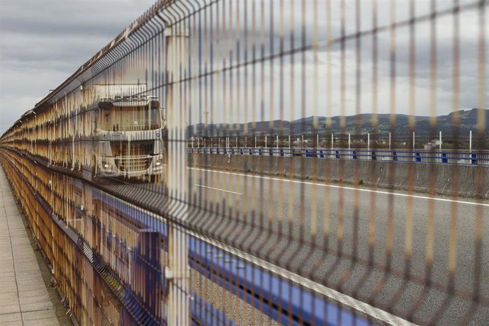 Archivo - Un camión circula por la autopista A8, en el Puente de los Santos