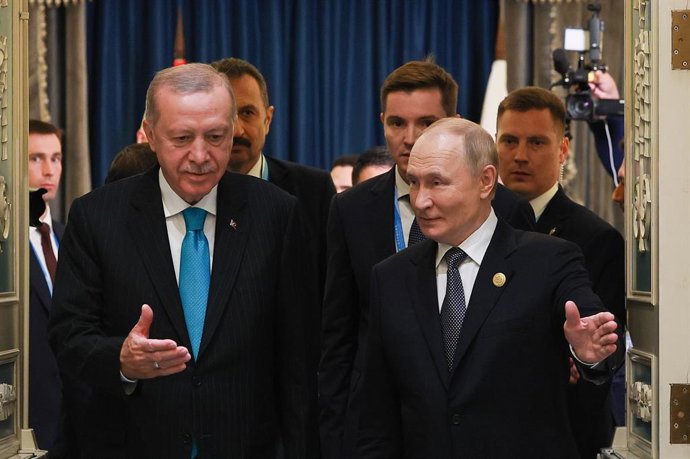 Archivo - September 1, 2025, Tianjin, China: RECEP TAYYIP ERDOGAN, President of Turkey, and his Russian counterpart VLADIMIR PUTIN (L-R front) arrive for a bilateral meeting at the Ritz Carlton, Tianjin