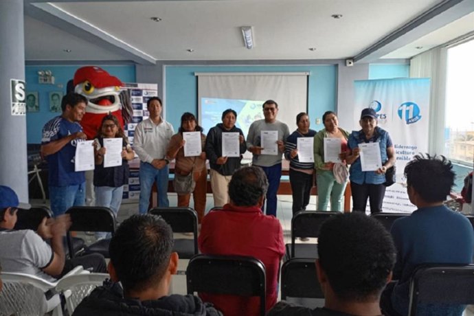 Sanipes entregó 50 habilitaciones sanitarias a los pescadores artesanales de Arequipa.