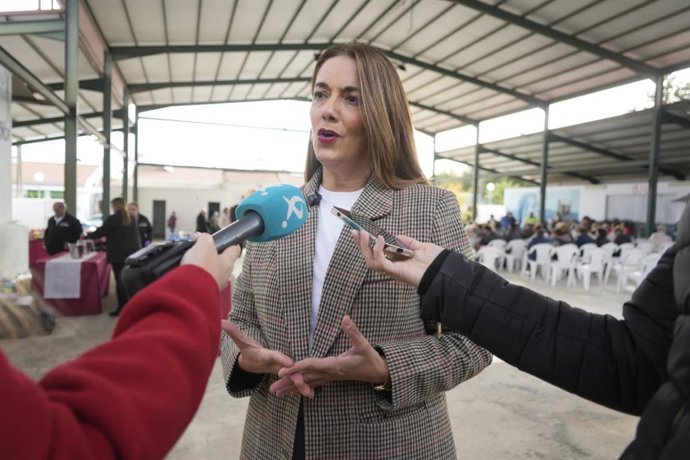 La candidata a diputada del Partido Popular de Extremadura, Isabel Babiano, atiende a los medios en un acto con motivo del 25N en Hinojal (Cáceres)