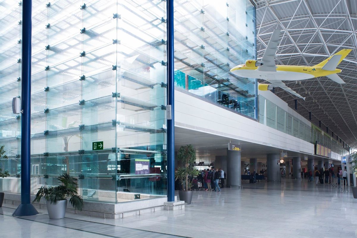 Los aeropuertos canarios operan con normalidad pese a las altas concentraciones de calima de este domingo