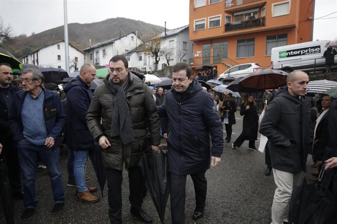 El presidente del Principado de Asturias, Adrián Barbón (i), y el presidente de la Junta de Castilla y León, Alfonso Fernández Mañueco (d), asisten al funeral por el minero Anilson Soares de Brito, en la Iglesia parroquial de Caboalles de Abajo.
