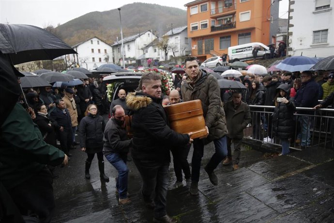 Funeral por el minero Anilson Soares de Brito, fallecido en la mina de Veiga de Rengos, en la Iglesia parroquial de Caboalles de Abajo, a 23 de noviembre de 2025.