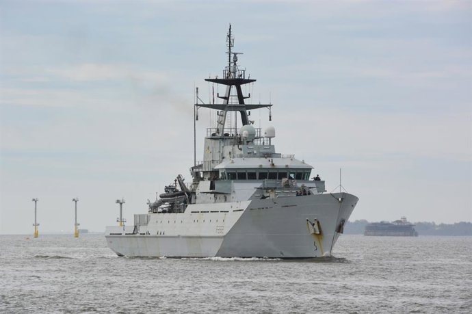 Archivo - Arquivo - 09 de maio de 2021, Reino Unido, Portsmouth: O navio de patrulha da Marinha Real HMS Severn retorna à Base Naval de Portsmouth de Jersey depois que o navio de patrulha offshore da classe River foi enviado junto com o navio irmão HMS Ta