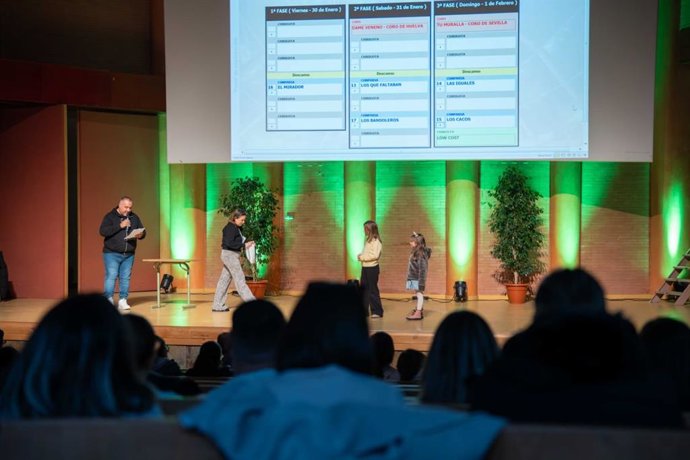 Sorteo para decidir el orden de actuación de las agrupaciones adultas y juveniles en el Concurso de Agrupaciones del Carnaval Romano