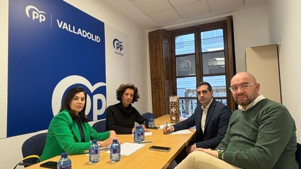 La secretaria general del PP de Valladolid y diputada, Mercedes Cantalapiedra, la senadora Arenales Serrano, el vicesecretario de desarrollo económico, Roberto Martínez, y con el presidente de la Asociación de Usuarios de Alta Velocidad, Carlos Perfecto