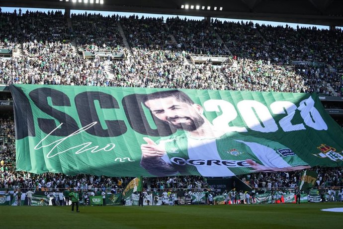 Pancarta del Real Betis anunciando en el Estadio de La Cartuja la ampliación hasta 2028 del contrato de Isco Alarcón