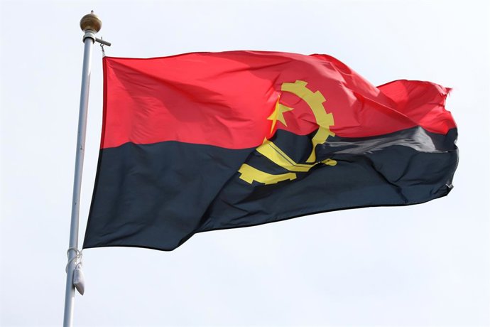 Archivo - June 20, 2025, Saint Petersburg, Russia: The national flag of the Republic of Angola, fluttering in the wind on a flagpole in Saint Petersburg, Russia.