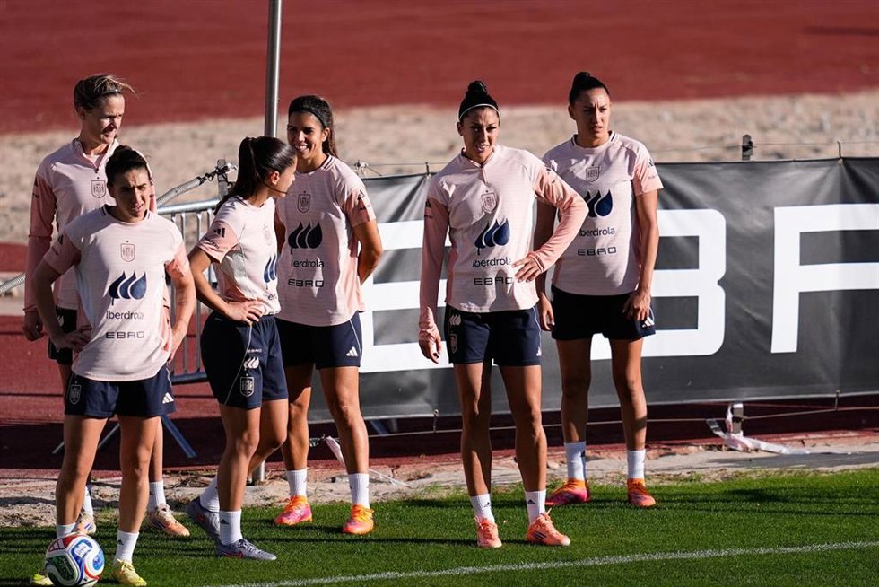 Archivo - La selección española femenina durante un entrenamiento en la Ciudad del Fútbol de Las Rozas