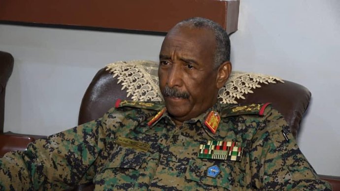 Archivo - El jefe de las Fuerzas Armadas Sudanesas y presidente del Consejo Soberano de Transición, Abdelfatá al Burhan