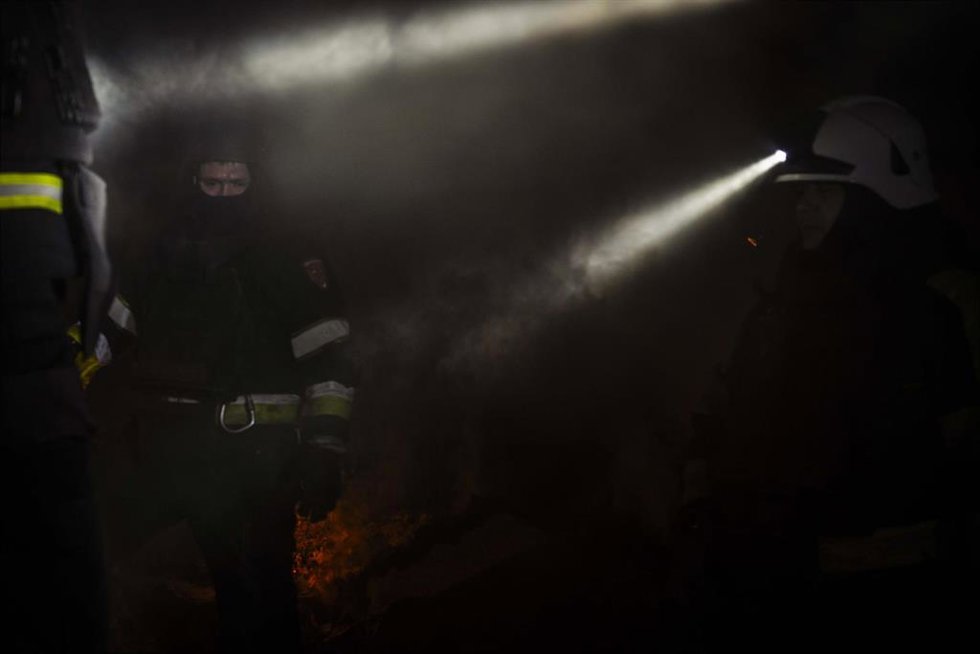 Archivo - Personal de emergencia trabaja en el lugar de los ataques con drones rusos en Járkov, Ucrania