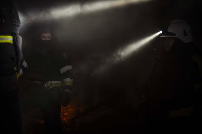 Archivo - 19 de junho de 2025, Ucrânia, Kharkiv: Equipe de emergência trabalha no local dos ataques de drones russos em Kharkiv. Foto: Edoardo Marangon/ZUMA Press Wire/dpa