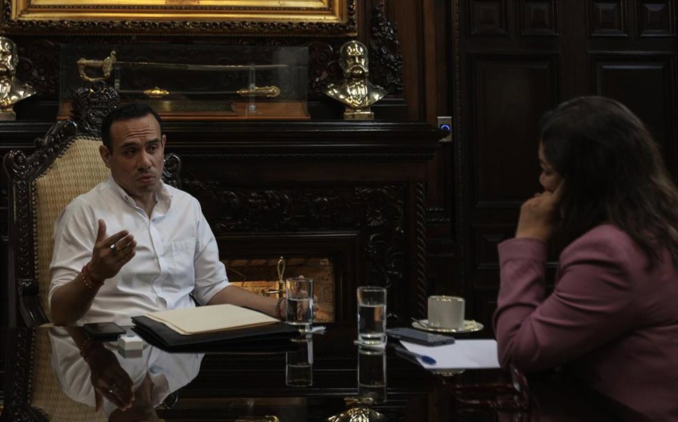 El presidente de Perú, José Jerí, responde en una entrevista en el Palacio de Gobierno, en Lima