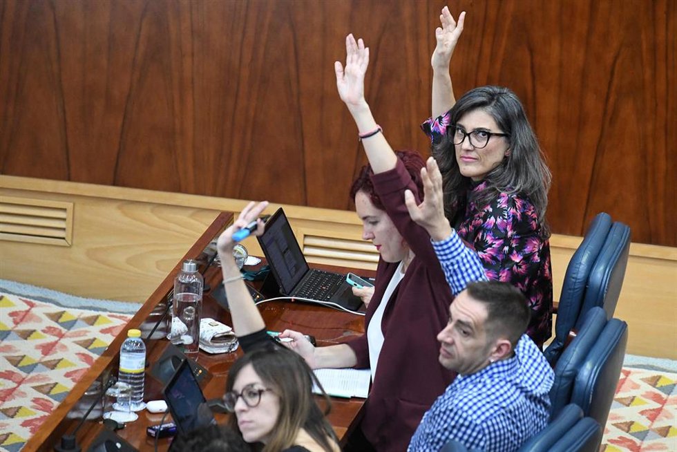 Archivo - La nueva portavoz de Más Madrid en la Asamblea, Manuela Bergerot (1d) y la diputada de Más Madrid en la Asamblea, María Pastor (2d) votan a mano alzada durante un pleno en la Asamblea de Madrid.