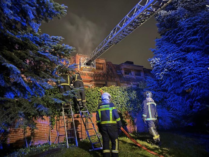Bomberos de la Comunidad de Madrid acceden a una vivienda incendiada en Las Rozas