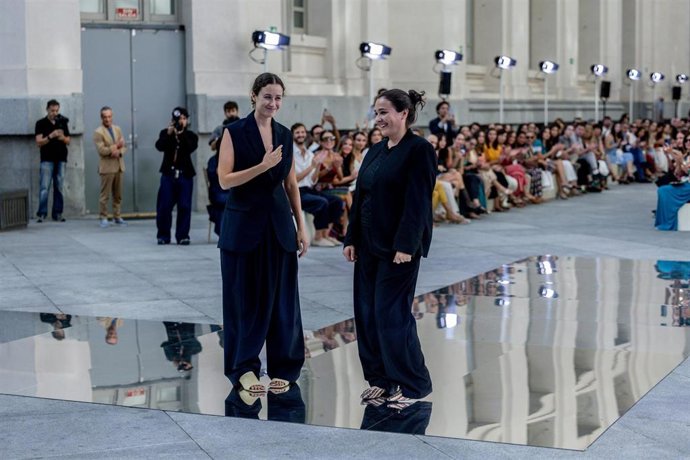 Archivo - Adriana y Tiziana Domínguez durante el desfile del diseñador Adolfo Domínguez, en la 82º edición de Mercedes-Benz Fashion Week Madrid, en el Palacio de Cibeles, a 17 de septiembre de 2025, en Madrid (España). La edición de este año se celebra de