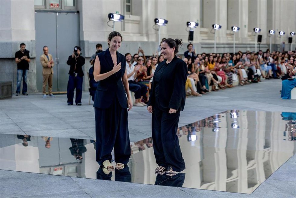 Archivo - Adriana y Tiziana Domínguez durante el desfile del diseñador Adolfo Domínguez, en la 82 edición de Mercedes-Benz Fashion Week Madrid, en el Palacio de Cibeles, a 17 de septiembre de 2025, en Madrid (España). La edición de este año se celebra 