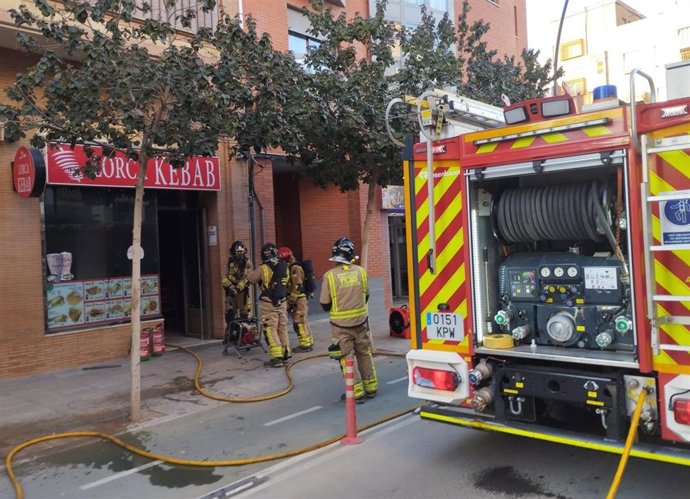 Los bomberos del CEIS en la puerta del local incendiado