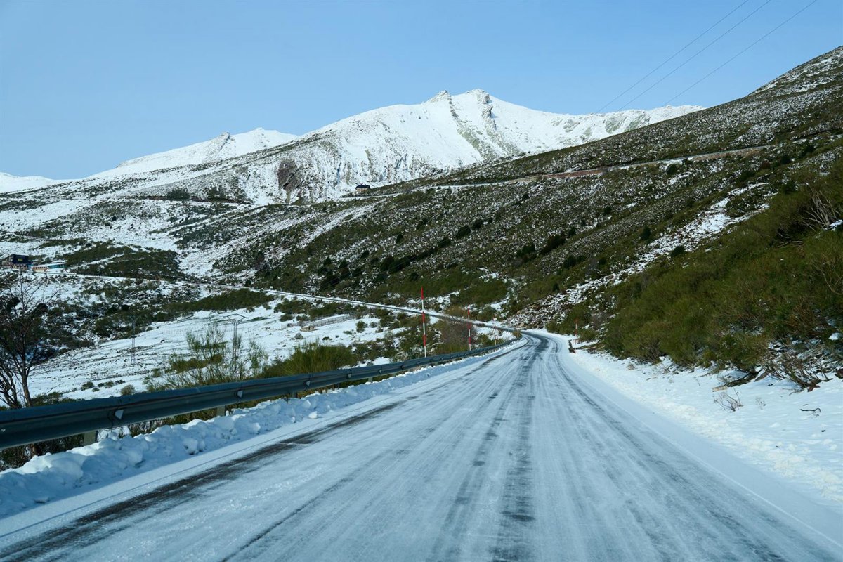 Cerrados por nieve Lunada y los accesos al Chivo y a Collado de Llesba
