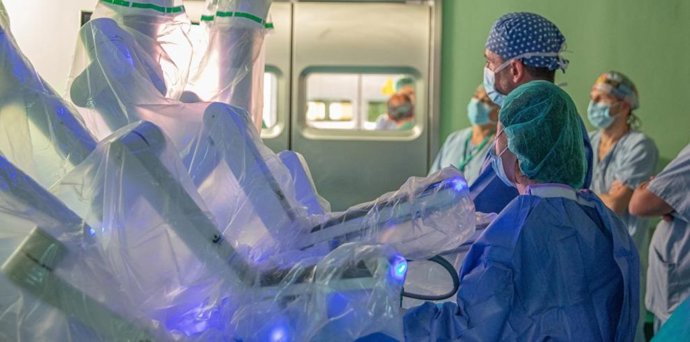 Archivo - Zaragoza.- El Hospital Clínico realiza su primera operación con cirugía robótica