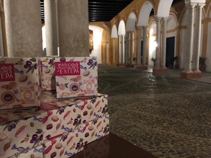 Reparto de mantecados y polvorones de Estepa en el Real Alcázar de Sevilla.