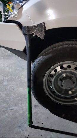 Hacha usada por una persona detenida mientras obaba en un área de servicio en Zafra de Záncara.