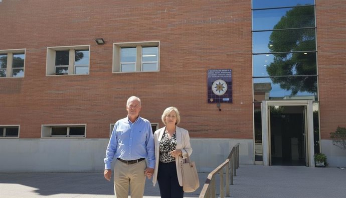 La Generalitat y la UNED Valencia colaboran en un proyecto que explora la realidad virtual para mejorar el biestar de los mayores. Imagen generada con la ayuda de la inteligencia artificial.